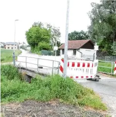  ?? Foto: Martin Golling ?? Ist unterspült, massiv beschädigt und deshalb für den Verkehr gesperrt: diese Brücke über den Affinger Bach bei Gebenhofen.