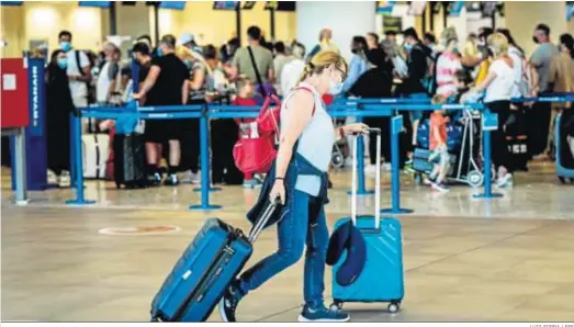  ?? LUIS FORRA / EFE ?? Cientos de turistas británicos abarrotaro­n ayer el aeropuerto de Faro con destino al Reino Unido.