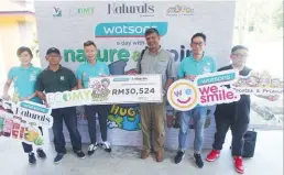  ??  ?? Hoh (third, left) presents the mock cheque to Department of Wildlife and National Parks’s Selangor state director Abdul Rahim Othman (second, left) and Sebastian (third, right).