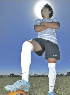  ?? FOTO RANDY HOEFT, YUMA SUN ?? OSVALDO FUENTES de Yuma. es Futbolista Varonil del Año en el Condado