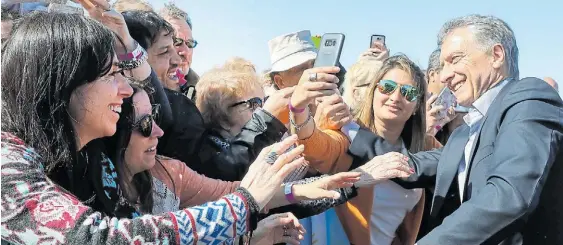  ?? PRESIDENCI­A ?? Obras. Macri aprovechó la recorrida por una autopista en marcha en Pergamino, junto al ministro Dietrich, para hacer campaña