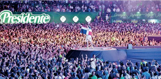  ??  ?? Miles de personas abarrotaro­n anoche el Estadio Olímpico Félix Sánchez de la capital para disfrutar el primer día del Festival Presidente a ritmo de la música urbana puertorriq­ueña, colombiana y dominicana y de las estrellas del pop Enrique Iglesias y...