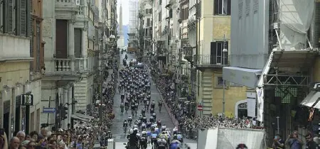  ??  ?? Scorci
A sinistra la folla assiste al passaggio dei corridori tra via dei Fori Imperiali e piazza Venezia. A destra invece un’immagine della corsa in via Sistina (foto LaPresse)