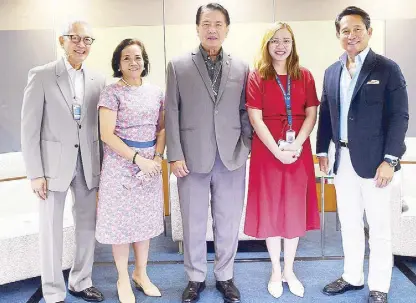  ?? ?? The author (extreme right) with Francis Kong, Atty. Monina Pineda, Peter Favila and Gia Anne Villanueva.