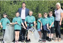  ??  ?? Local Assembly Member Lee Waters AM has given his support to students at Ysgol Gymraeg Ffwrnes as they campaign to end dog fouling in the area.