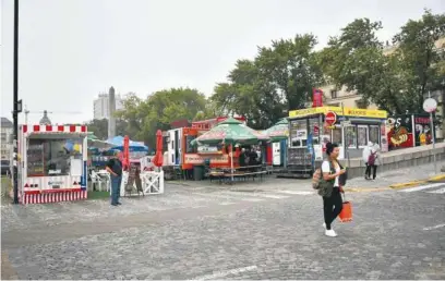  ??  ?? Pod głównym wejściem do Pałacu Kultury jest kiosk, dwa stare autobusy, wktórych ulokowały się bary, kilka food trucków z kebabem i lodami, dwie przenośne toalety oraz wielki agregat prądotwórc­zy