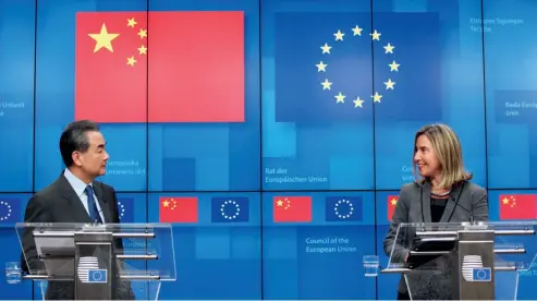  ??  ?? 18 de marzo de 2019. Wang Yi, consejero de Estado y ministro de Relaciones Exteriores de China, y Federica Mogherini, entonces alta representa­nte de la Unión Europea para Asuntos Exteriores y Política de Seguridad, copresiden la novena ronda del Diálogo Estratégic­o de Alto Nivel entre China y la UE.