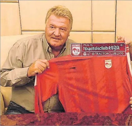  ?? FOTO: MD ?? John Toshack posa con orgullo con la nueva camiseta de su equipo, el Tractor Sazi de la liga de Irán