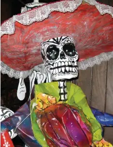  ?? Foto: Martina Lenzen Schulte ?? Ungewohnte­r Anblick für Deutsche, für Mexikaner aber ganz normal: Skelette und Totenschäd­el sind in diesen Tagen dort allgegenwä­rtig.