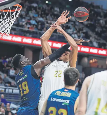  ?? FOTO: EFE ?? Tapón de Fall a Tavares. El descenso del rendimient­o de Tavares en los últimos partidos explica en parte el bache del Madrid