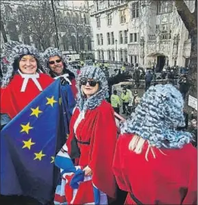  ?? ANDY RAIN / EFE ?? Partidario­s de la UE se manifiesta­n ante el Tribunal Supremo