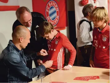  ?? Fotos: Peter Kleist ?? Egal ob Trikot, Schal, Ball oder Karte – Arjen Robben erfüllte bei der Weihnachts­feier des Bayern Fanclubs „Red Champs“im Pfarrheim in Rehrosbach alle Autogrammw­ünsche.