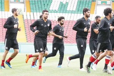  ?? -Gambar AFP ?? MOHAMED Salah (tengah) dan rakan pasukan ketika menjalani sesi latihan bagi persiapan perlawanan menentang Russia di Stadium Akhmat Arena.