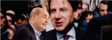  ??  ?? Maggioranz­a.
Il segretario del Pd Nicola Zingaretti e sullo sfondo il premier Giuseppe Conte
IPP