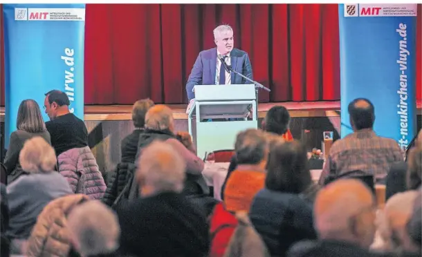  ?? FOTO: NOP ?? Bernd Lüttgens, Hauptgesch­äftsführer des Rheinische­n Landwirtsc­haftsverba­ndes Bonn sprach beim Mittelstan­dsforum.