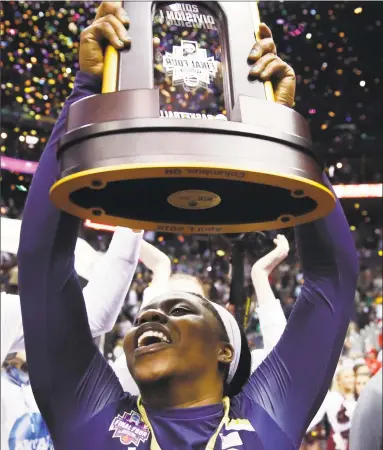  ?? Andy Lyons / Getty Images ?? Notre Dame’s Arike Ogunbowale hoists the 2018 NCAA championsh­ip trophy on Sunday.