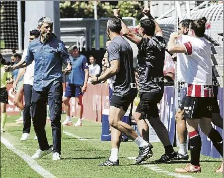  ?? FOTO: JUAN EChEVERRÍA ?? Racha triunfal
David Aznar celebra con el banquillo el triunfo logrado el pasado domingo ante el Atlético de Madrid en Lezama