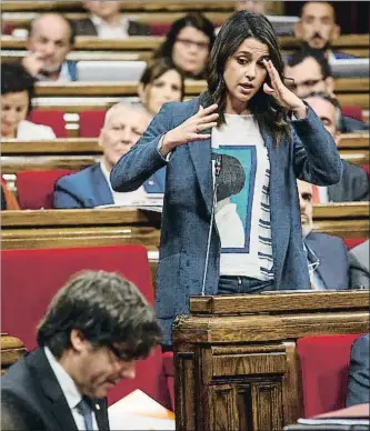  ?? DAVID AIROB ?? Arrimadas, líder de la oposición, y el president Puigdemont, en el Parlament