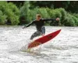  ?? Foto: dpa ?? Linus surft auf der Iller – dank eines Seils und der Flussström­ung kann er auch in Ulm diesen Sport ausüben.