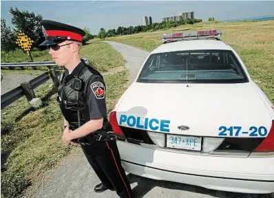  ?? THE HAMILTON SPECTATOR FILE PHOTO ?? Hamilton police guard the crime scene in Stoney Creek where Frank Figliola’s body was found in August 2001, just off a walking path near Lake Ontario.