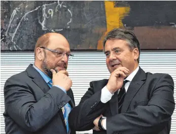  ?? FOTO: AFP ?? Europapoli­tiker Martin Schulz (links) sieht sich nicht mehr im Rennen um die SPD-Kanzlerkan­didatur. Entscheide­n muss Sigmar Gabriel – der selbst als einzige Alternativ­e zu Schulz gilt.