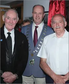 ??  ?? Tommy and Ciaran Leddy with Pio Smith at the unveiling