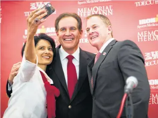  ?? Marie D. De Jesús / Houston Chronicle ?? Given his national cachet, CBS staple and UH graduate Jim Nantz, center, may be headed for induction into the Texas Sports Hall of Fame.