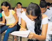  ?? ARCHIVO ?? Varios estudiante­s realizan una de las pruebas.