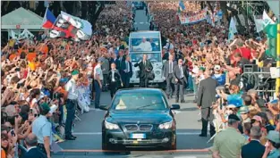  ?? AFP ?? CERDEÑA. Miles de desocupado­s recibieron al Papa con sus reclamos.