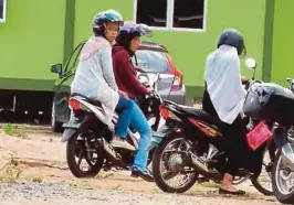  ??  ?? Rakyat asing bebas masuk ke Telok Melano dengan menaiki motosikal.