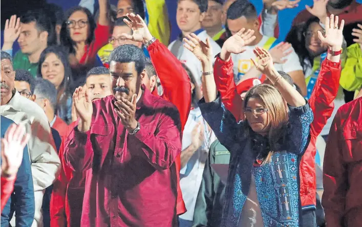  ?? REUTERS ?? Discurso. El presidente Nicolás Maduro junto a su esposa Cilia Flores, esta madrugada, anuncia su victoria electoral ante sus seguidores en Caracas.