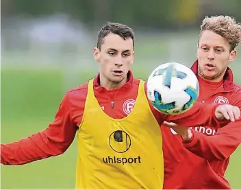  ??  ?? Davor Lovren (links) im Trainingsz­weikampf mit Julian Schauerte.