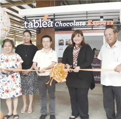  ?? SUNSTAR FOTO / ALLAN CUIZON ?? EXPRESS CRAVING. Customers who don’t want to linger but are still in need of a chocolate fix can head to the The Tablea Chocolate Express in Parkmall. At the opening ceremony are (from left) Cebu Cacao Developmen­t Council member Susana Co, Parkmall manager Yael Sacris-Torrejos, Parkmall general manager Neal Carlson Co, Tablea chief executive officer Armi Garcia and Jesus Garcia Jr.