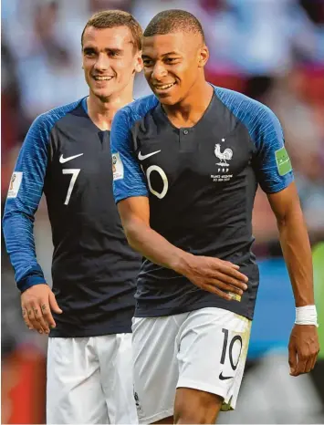  ?? Foto: Cezaro De Luca/dpa ?? Dem französisc­hen Wunderstur­m mit dem erst 19 jährigen Kylian Mbappe (rechts) und Antoine Griezmann trauen die meisten der von uns befragten Experten den Titel zu.