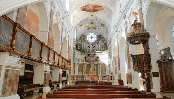  ?? Fotos: Annette Zoepf ?? Wer St. Anna erstmals betritt, ist er staunt: Ist das wirklich eine evangelisc­he Kirche? Ja, sie ist sogar das Zentrum der Reformatio­n in Augsburg gewesen. Doch ursprüngli­ch war die Kirche katholisch und die Fugger dürfen in der von ihnen erbauten...