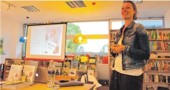  ?? FOTO: BIANKA ROITH ?? Autorin Nadine Schubert bei ihrem Vortrag in Spaichinge­n.