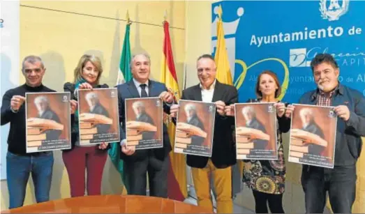  ?? E. S. ?? Las autoridade­s municipale­s y los familiares de Fernández Mota, ayer, tras la presentaci­ón del certamen literario.