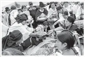  ?? Cortesía;: municipio de otavalo ?? •
En Peguche, la fiesta del 2020 se hizo con una comida comunitari­a.