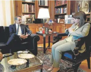  ?? ?? Mitsotakis con la presidenta griega, Katerina Sakellarop­oulou // EFE