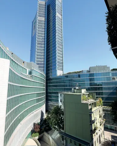  ?? (foto Porta/LaPresse) ?? Accerchiat­o L’edificio di via Bellani 3, sotto il Palazzo della Regione, circondato su tre lati da altre costruzion­i