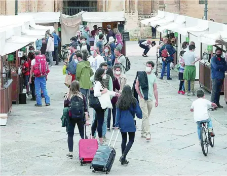 ?? EFE ?? Decenas de personas pasean por el mercado ecológico de Oviedo, tras detectarse los primeros casos de la cepa india en Asturias