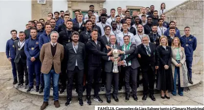  ?? ?? FAMÍLIA. Campeões da Liga Sabseg junto à Câmara Municipal