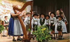  ?? Fotos: Martina Schneemaye­r ?? Die Kindergrup­pe begeistert­e neben zwei Tänzen auch mit dem Lied „Kikeriki“.