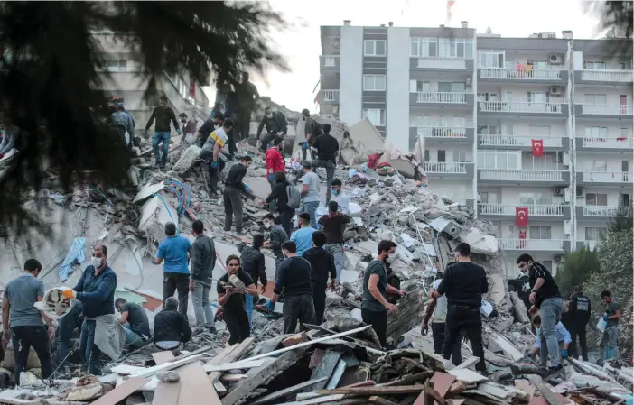  ?? FOTO: AP/TT
FOTO: MERT CAKIR/LEHTIKUVA-AFP ?? Folk hjälps åt att leta i rasmassorn­a vid ett kollapsat hus i den turkiska staden Izmir. Förödelsen är så stor att man befarar att dödstalet kommer att stiga.
Ett hus i staden Izmir i Turkiet har rasat efter jordbävnin­gen.