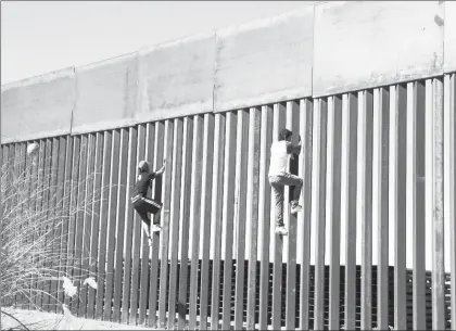  ??  ?? Diversión en el muro fronterizo de Ciudad Juárez, Chihuahua. Ayer el presidente de Estados Unidos, Donald Trump, retiró la invitación al mandatario mexicano para reunirse en Washington el día 31 ■ Foto Afp