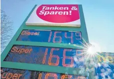  ?? FOTO: FELIX KÄSTLE/DPA ?? Österreich, Hörbranz: Eine Anzeigetaf­el zeigt die Treibstoff­preise an der Tankstelle Schindele an. Hier ist es günstiger als in Deutschlan­d.