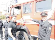  ?? ?? Übergabe des Tuttlinger Feuerwehrf­ahrzeugs an die Feuerwehr in Dohuk: Freude bei Oberst Hassan, THW-Mitarbeite­r Zana Nawzad und Klaus Vorwalder.