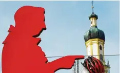  ?? Foto: Ulrike Bosch ?? Roter Mozart, die Wallfahrts­kirche und roter Radhelm. Biberbach ist ein lohnendes Ziel für Radler.