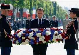  ??  ?? Emmanuel Macron a présidé la  cérémonie d’hommage à la victoire du -Mai . (Photo AFP)