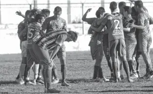  ?? FACUNDO MORALES-LA NUEVA. ?? Mientras Jeva (H) se lamenta, todo Ferro festeja el triunfazo que se llevó del bulevar.